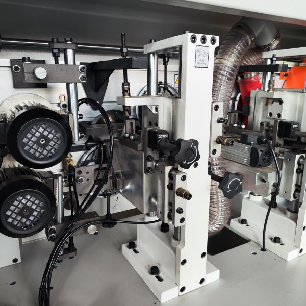 Chanteuse de bordure de précision pour petites séries, compacte, personnalisée, production de meubles en bois