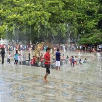 Une fontaine d'eau sèche au sol en plein air