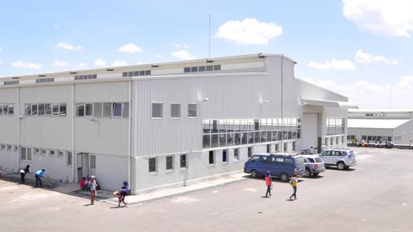 Sistema de cerramiento exterior prefabricado de acero de fácil traslado