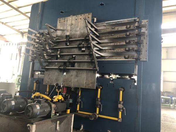 Máquina automática de prensagem a quente de 11 kW de potência para fabricação e vulcanização de banda de rolamento