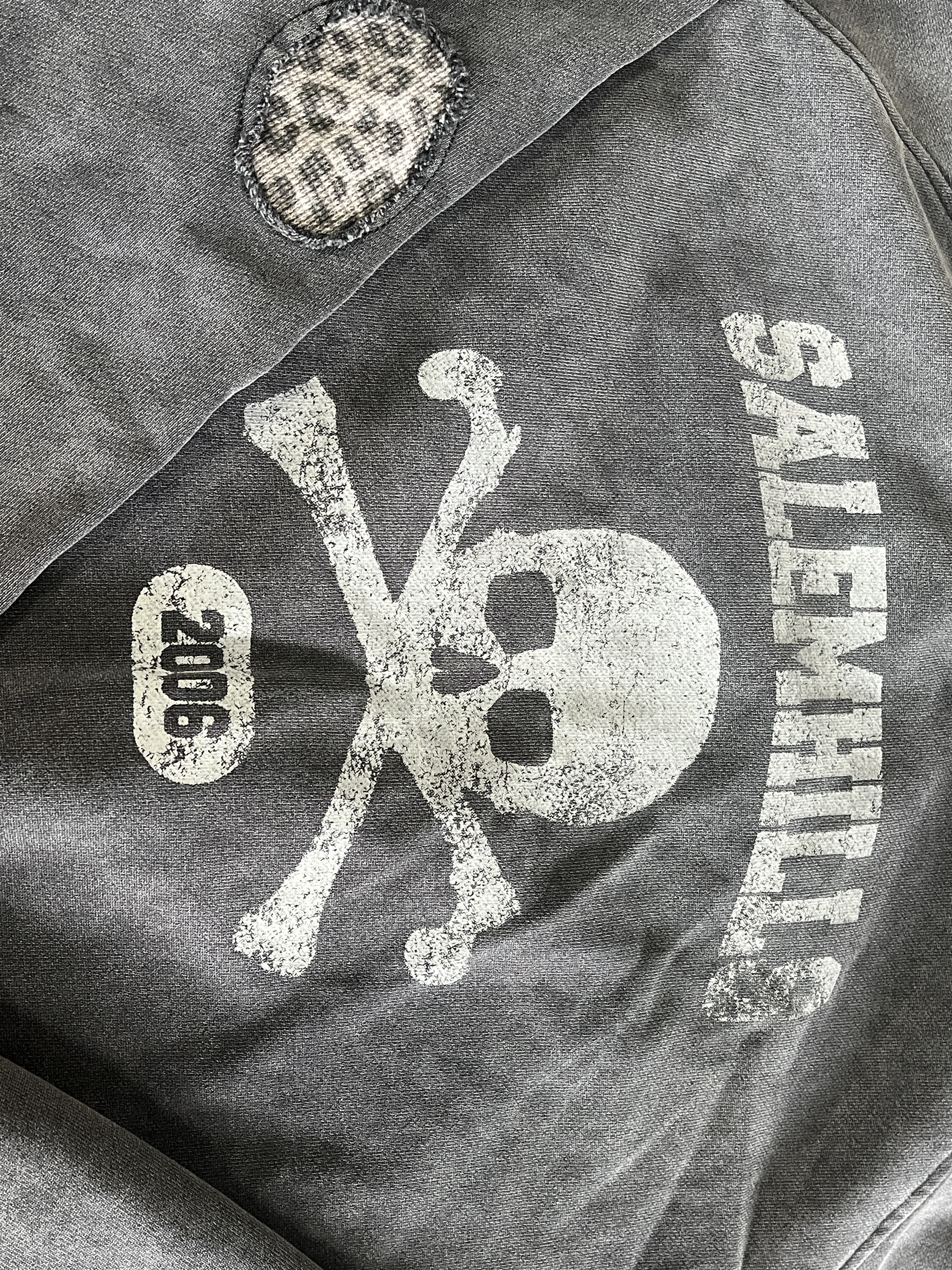 Vintage Washed Raglan Crewneck Sweatshirt Skull Graphic Cropped Streetwear Pullover With Leopard Patch