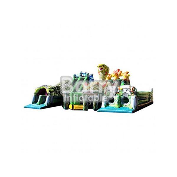 La serpiente grande formó la calidad comercial inflable de la carrera de obstáculos para el acontecimiento grande