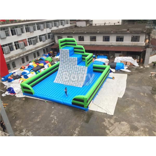 Carrera de obstáculos inflable al aire libre verde de la pared que sube con la estera inferior