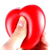 O plutônio da forma do coração espuma brinquedos da bola do esforço exerce pressão sobre o diâmetro do relevo 6.8cm