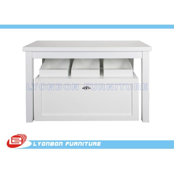 Представляющ товары в розницу показывают таблицы с открытым ящиком, дисплеем MDF