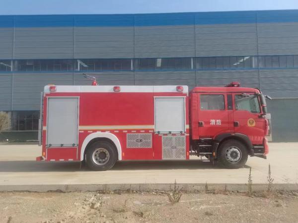 Sinotruk Howo 4X2 Double rangée 8000 litres camion de pompiers de l'eau moteur de pompiers aéroport camion de pompiers