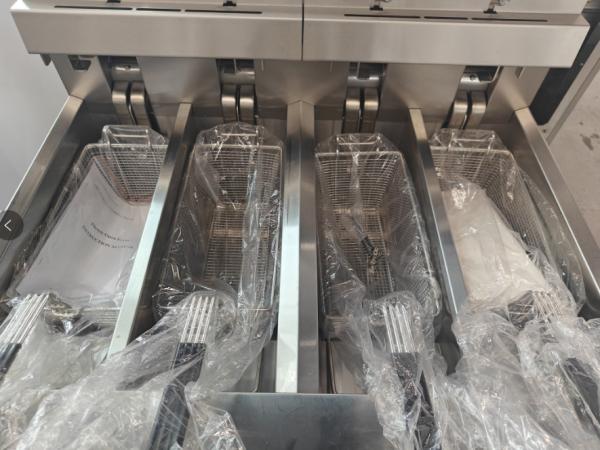 Professional Digital Computer Panel 4 Tank 4 Baskets 28KW 304SUS Electric Chips Open Fryer