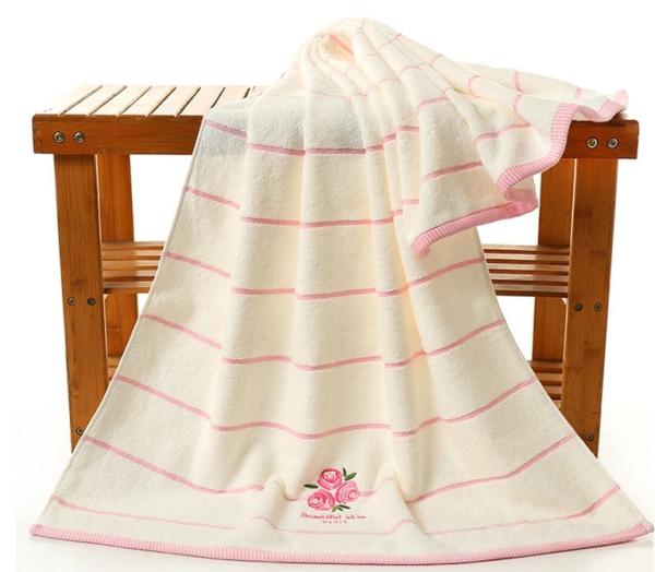 Embroidered Lavender Bath Towel For Adults , 70 * 140cm Oversized Bath Towels 
