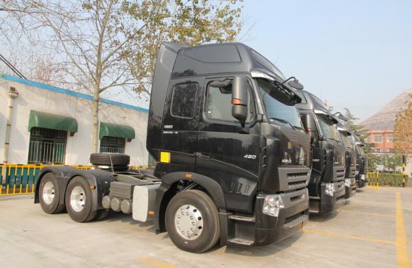 Caminhões pretos do trator 6x4 de Sinotruk Howo para estradas normais/resistentes ZZ4257V3247N1B