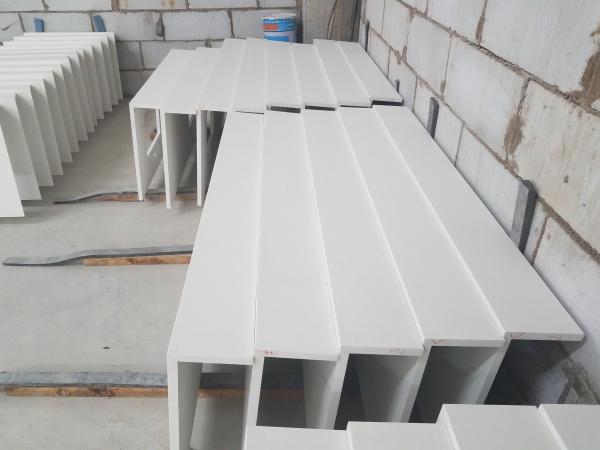 A mitra conecta a cor branca pura das bancadas do banheiro da superfície do sólido da borda