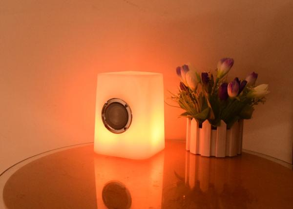 Luz sem fio do cubo do diodo emissor de luz/candeeiro de mesa musical do diodo emissor de luz com orador de Bluetooth