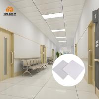 Décoration hospitalière résistante au feu 600 x 600 mm Panneaux en aluminium Clip In Plafond Carreaux en métal faux amovible Plafond