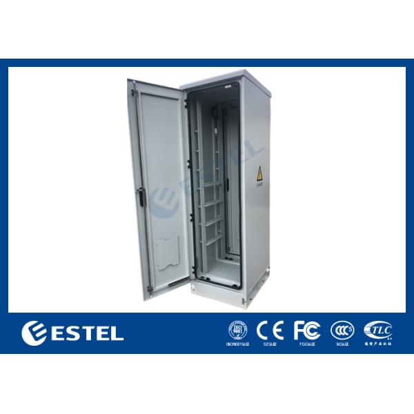 ET6585217-EQ Recinto de telecomunicaciones al aire libre con una puerta delantera y una puerta trasera