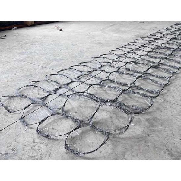 Los tanques reducen la movilidad de la malla de obstáculos galvanizados