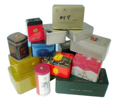 Latas de café vazias parafusadas com tampas 500ml em volta de Tin Box