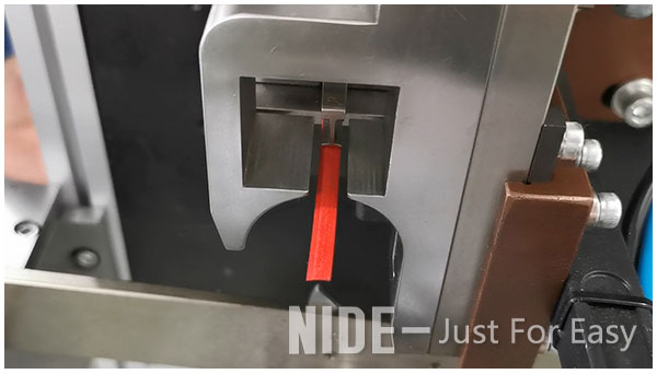 Cuña del motor servo que corta, formando e insertando la máquina completamente automática