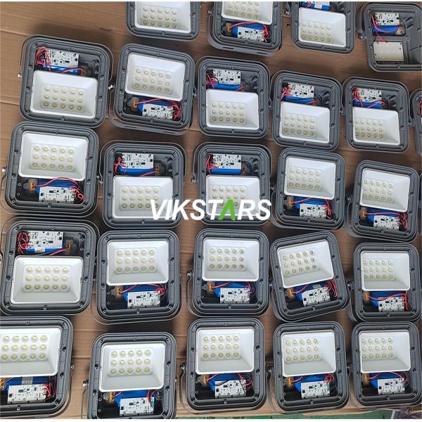 Battery Replaceblae 60w 100w 200W 300w Solar Flood Lights With Glass Cover
