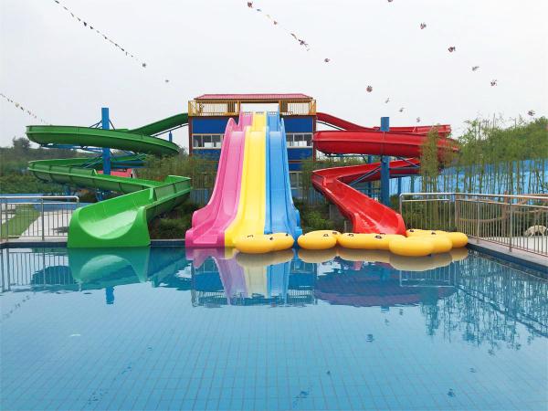 Piscine résidentielle commerciale Glissière en fibre de verre Equipement de jeux d'eau 6-10 mm Épaisseur ouverte à haute vitesse Arc-en-ciel combiné Glissière adaptée aux parcs aquatiques Hôtel