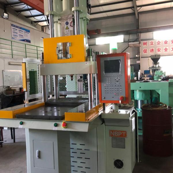 Máquina de moldeado por inyección vertical Vertical Injection Molding Machine