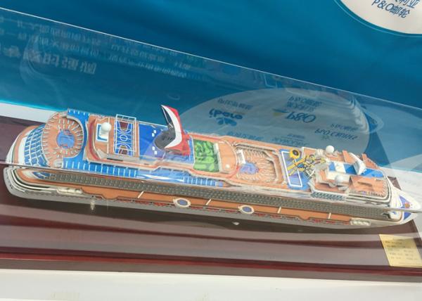 Scale 1:900 Outdoor Decoration Carnival Dream Cruise Ship Model With Alloy Diecast  Anchor Material