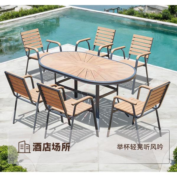 Tableau et chaises en WPC (composite bois-plastique) pour l'extérieur: imperméables à l'eau, au soleil et aux intempéries pour les jardins, les patios, les balcons et les terrasses.