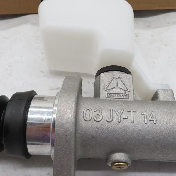 A7 T7H clutch master cylinder WG9925230520/1 with oil canA7 T7H Clutch Master Cylinder WG9925230520/1 With Oil Can