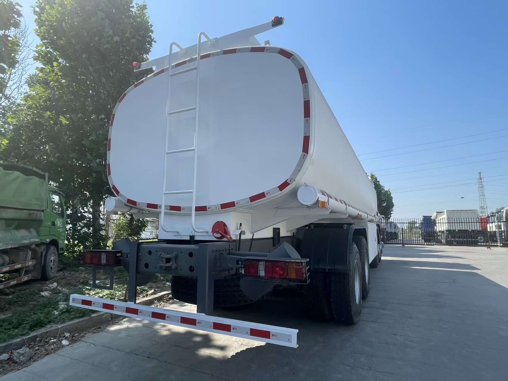 SINOTRUK HOWO-TX 8×4 40m³ Oil Tanker Truck for Efficient Oil Transportation