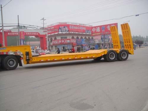 Economic 2 Axles 40 Tons Low Bed Semi Trailer With Heavdy Duty Steel Spring Ramps