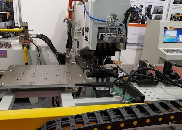 800/1000KN Marking Force Cnc Hole Plate Tube Punching Machine 12 Characters