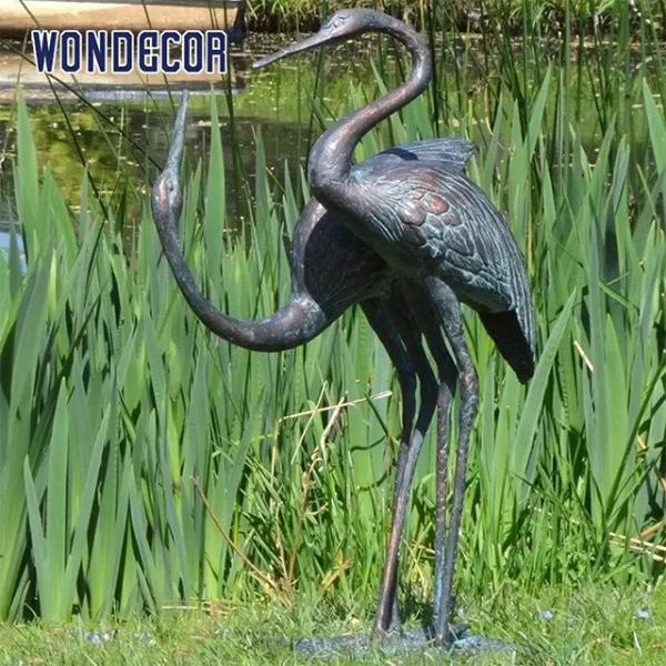 В натуральную величину птица металла открытого сада Красно-увенчала скульптуру крана бронзовую