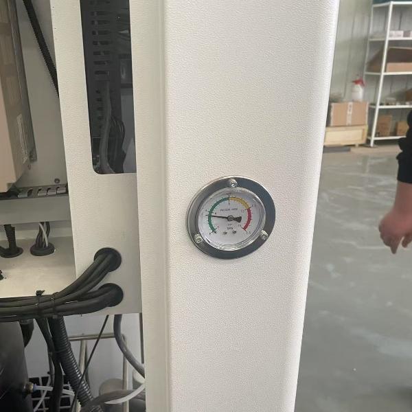 Sistema de generación de gas oxígeno con eficiencia energética y presión de salida ajustable