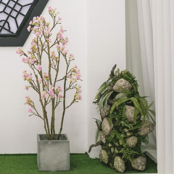 o assoalho em pasta artificial da altura de 160cm planta aturdir o rosa Sakura do ornamento