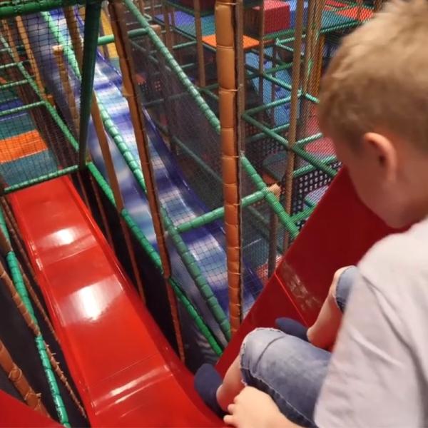 Terrain de jeu intérieur personnalisé et amusant, respectueux de l'environnement