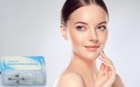 Lèvres de remplisseurs d'acide hyaluronique liées par croix de gel injectables