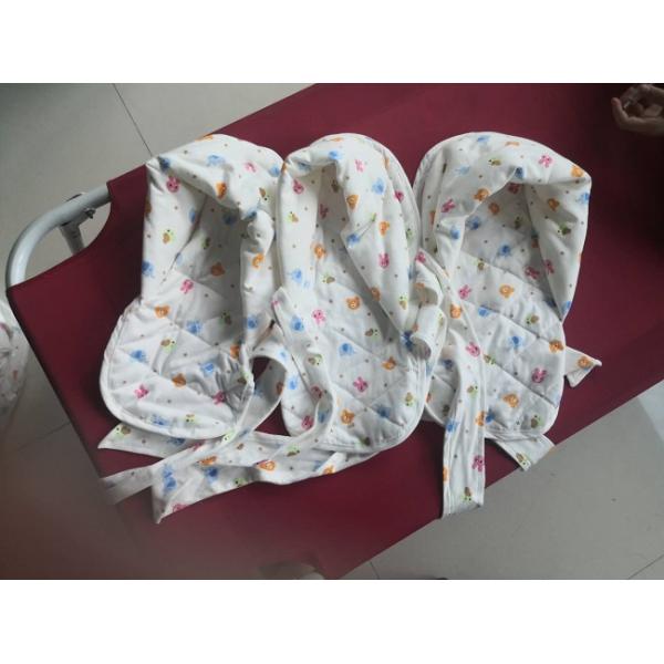 Snuggle заботы младенца вверх по располагать огнеопасный материал помощи не