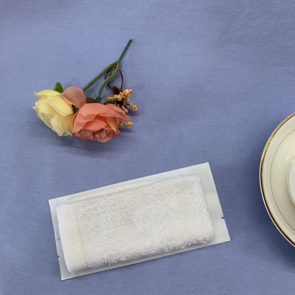 Сложенные надушенные полотенца Ошибори влажные