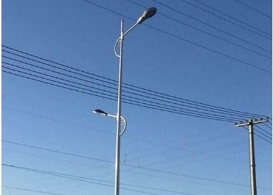 円錐多角形の単一の高い方法のための腕によって電流を通される道LEDの街灯柱