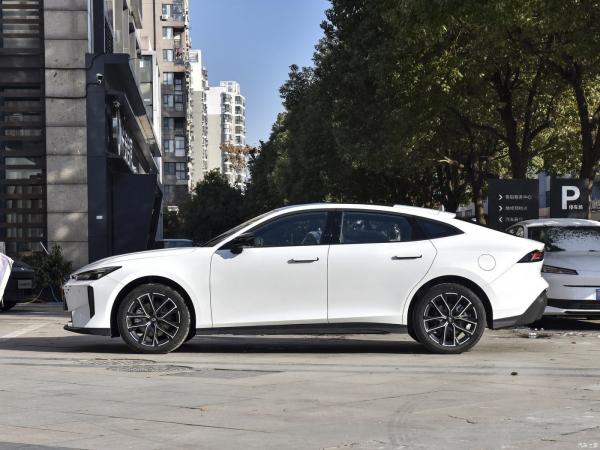 Changan Qiyuan A06 Electric Car SUV White Exterior Color Plug-in Hybrid Fuel Type