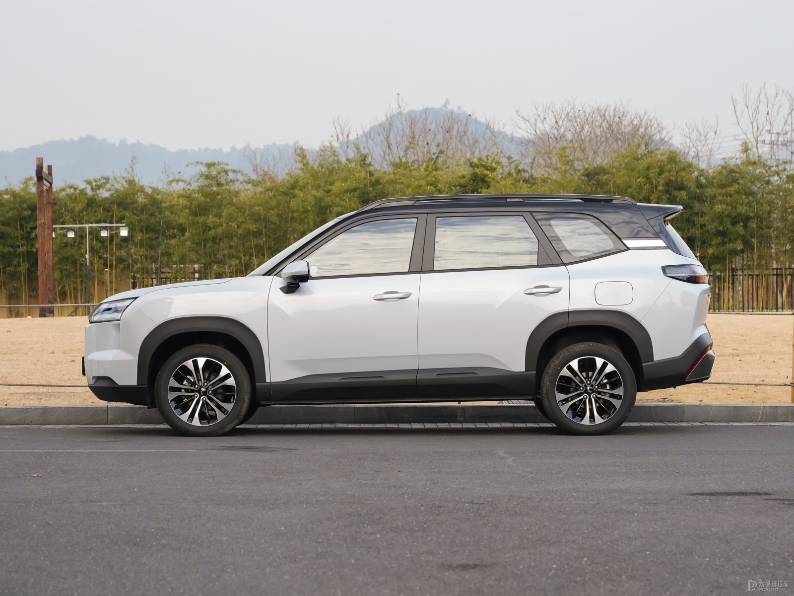 Wuling Starlight 560 EV Electric SUV with 500km Range, 15.6-inch Touch Control Screen, and Leather Upholstered Seats