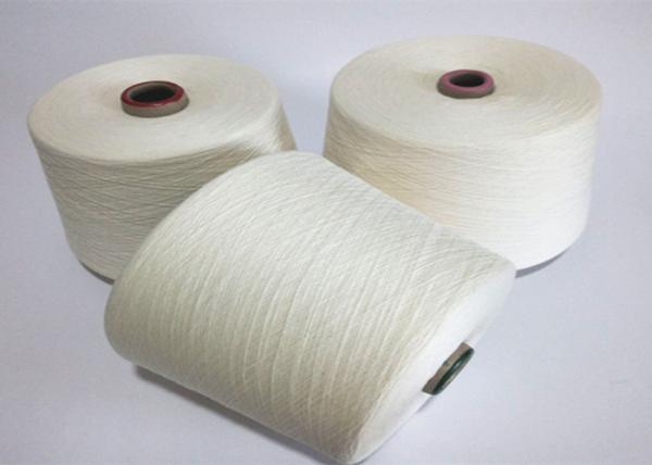 O anel girou o fio de algodão puro branco cru 21s/2 para fazer malha e tecer