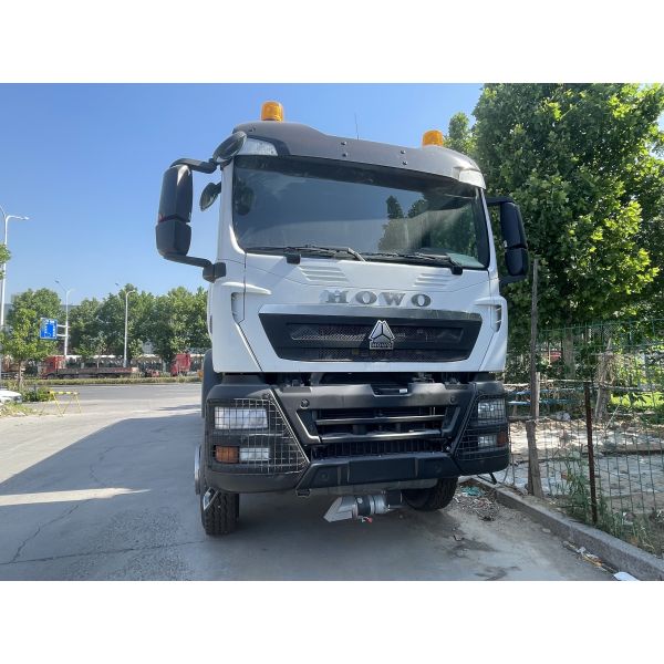 HOWO 8X4 Petroleum Oil Storage Tank Fuel Delivery Truck 35CBM Two Warning Lights With pipe gun