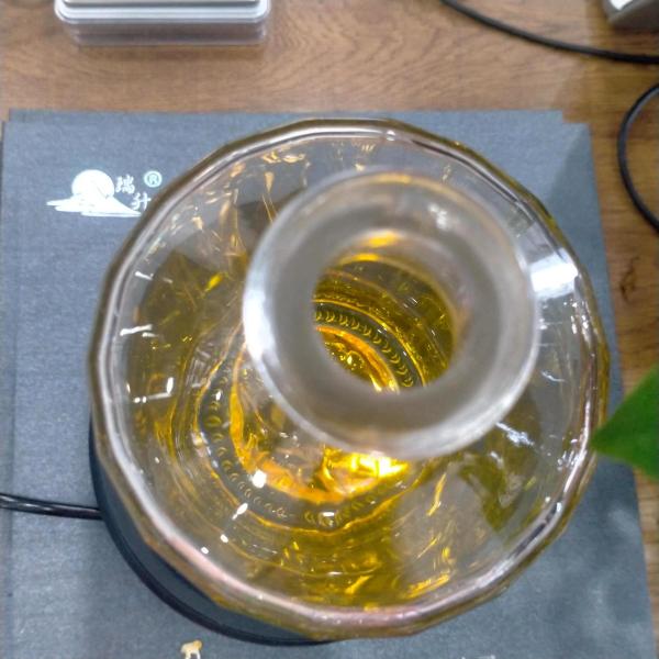 Gradient Yellow 750ml Round Glass Bottle For Whiskey Gin Tequila Lock Cap
