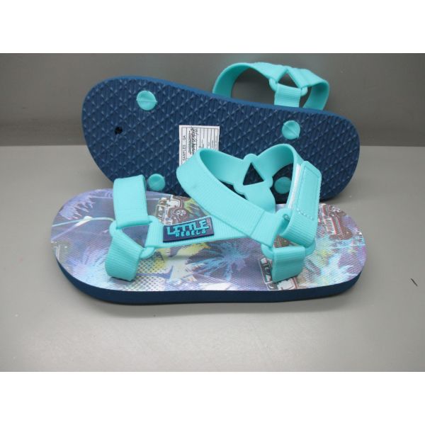 Des chaussettes de sport pour enfants, des sandales sur mesure.