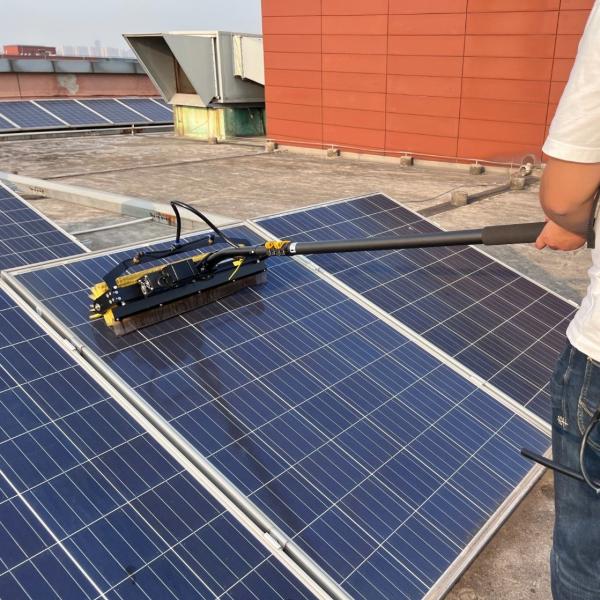 5.5M Mochila telescópica de pólo com escova rolante a bateria para limpeza de painéis solares