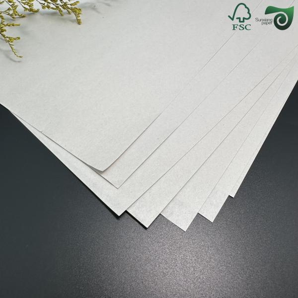Rollos de periódico con superficie lisa y buena absorción de tinta en gramajes de 42 g/m² y 45 g/m² FSC