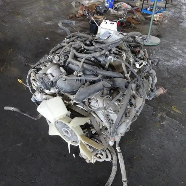 5.7L использовало японские двигатели использовало двигатели Тойота для крейсера земли