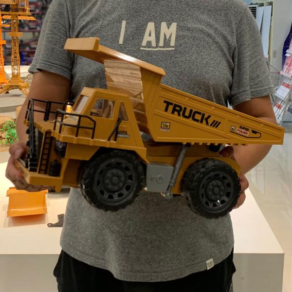 Remote-Controlled Dump Truck 1 8 Scale for Children's Toy Collection and Playtime