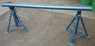 O suporte subterrâneo mecânico simples do carretel de fio utiliza ferramentas azul/amarelo acessíveis para levantar