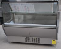 La tienda de delicatessen de cristal recta exhibe el refrigerador con el enchufe en compresor