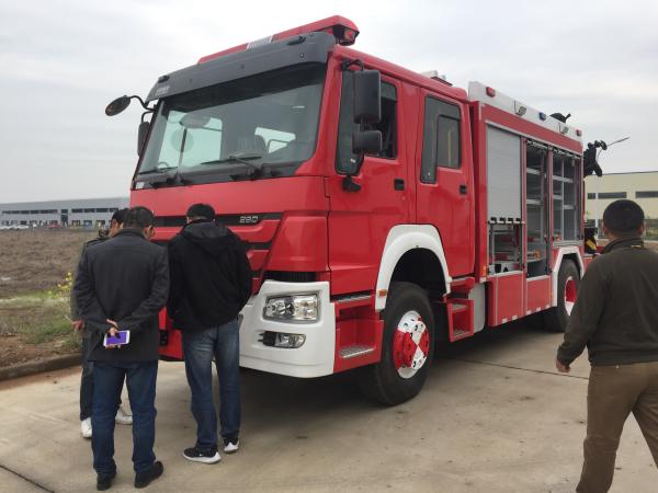 HOWO 4X2 Rescue Engine Fire Truck High Capacity With 5 Ton Crane